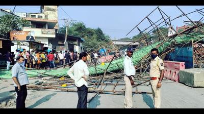 The iron rods that collapsed at the Metro site in Thane on Saturday. Five workers at the site were injured. (HT PHOTO)