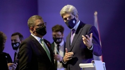 John Kerry, US special envoy for climate (right) speaks with Alok Sharma, president of the COP26 summit in Glasgow, Scotland, on Saturday. China and India, the world’s first- and third-biggest emitters, put up a tough stance to the most ambitious parts of the final agreement in Glasgow. (AP) John Kerry, US special envoy for climate (right) speaks with Alok Sharma, president of the COP26 summit in Glasgow, Scotland, on Saturday. China and India, the world’s first- and third-biggest emitters, put up a tough stance to the most ambitious parts of the final agreement in Glasgow. (AP)