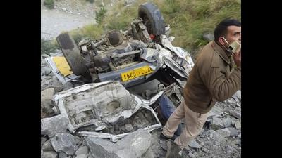 Police said that the Tata Sumo was ferrying vendors, mostly from Uttar Pradesh, when it plunged into a deep gorge. (HT Photo)