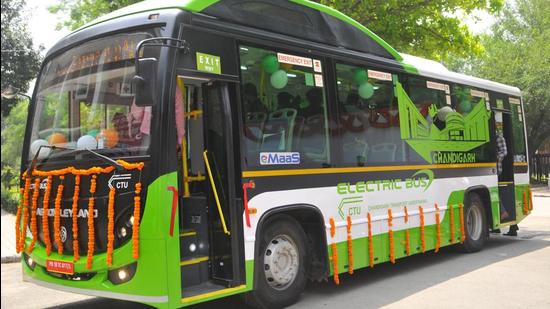 UT administrator Banwarilal Purohit on Saturday flagged off the first set of 11 electric buses in Chandigarh. (HT file photo)