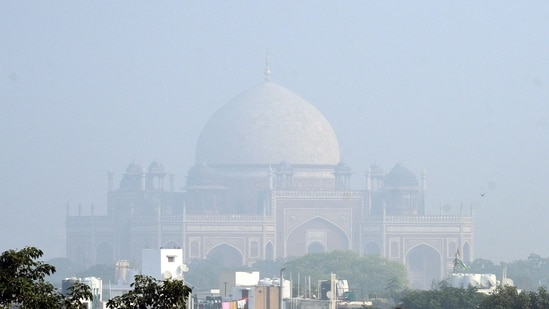 Smog and pollution seen near Humayun's Tomb, in New Delhi.&nbsp;( Arvind Yadav/ Hindustan Times)