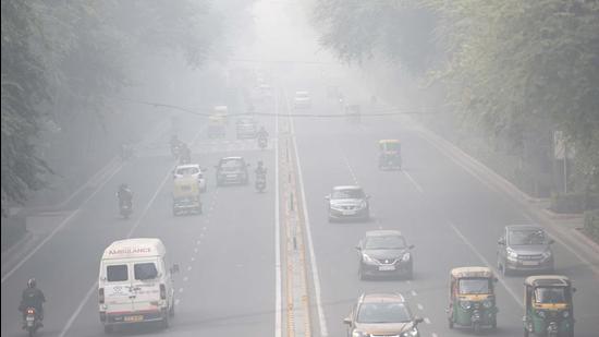 the Delhi government on Saturday said that it will issue a work from home advisory to private offices. (Arvind Yadav/HT PHOTO)