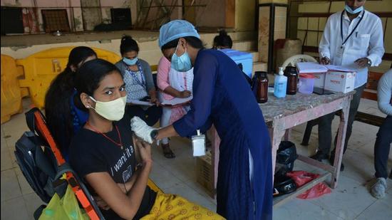 Mumbai civic body field staff are making residential visits around the city to ask Mumbaiites whether they have been vaccinated or not. (HT PHOTO)