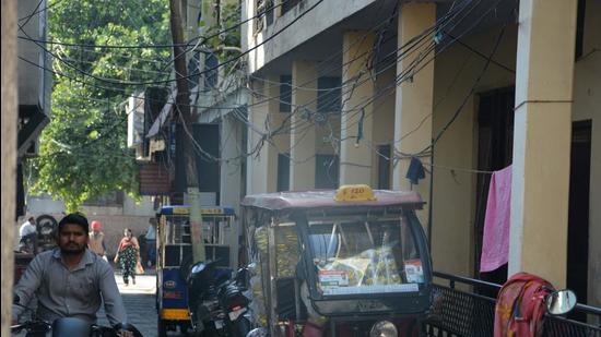 Electricity wires hanging loose at Shanti Nagar in Manimajra. (Sant Arora/HT)