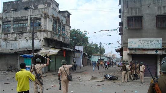 Amravati’s acting commissioner of police Sandip Patil said essential services would be exempted during the curfew. Patil was prompted to announce the indefinite curfew after a fresh spell of violence rocked the city on Saturday afternoon when several shops were set afire in Rajapeth and Namuna areas and crowds damaged public and private properties. (HT )