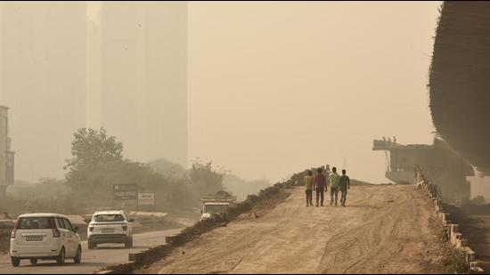 Along the Dwarka Expressway in Gurugram, on Saturday. (Vipin Kumar/HT PHOTO) Along the Dwarka Expressway in Gurugram, on Saturday. (Vipin Kumar/HT PHOTO)