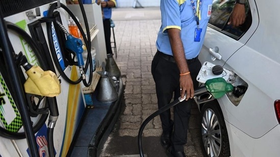 The Centre on November 3 cut excise duty on petrol by <span class='webrupee'>₹</span>5/litre and on diesel by <span class='webrupee'>₹</span>10/litre.(AFP | Representational image)