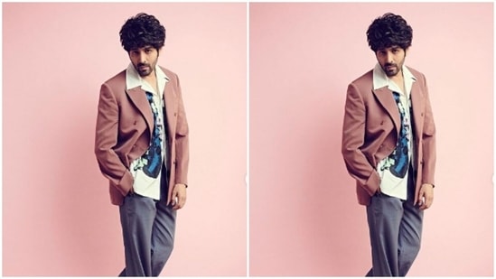 Kartik teamed his look with a coral formal blazer and a pair of grey trousers.(Instagram/@kartikaaryan)