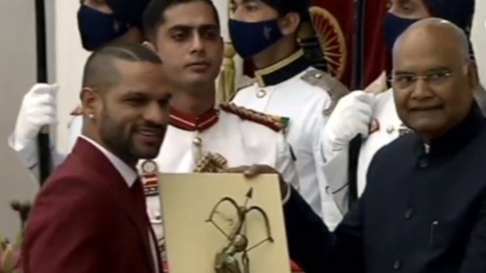 Shikhar Dhawan receives the Arjuna Award from the President of India, Ram Nath Kovind. (Twitter)
