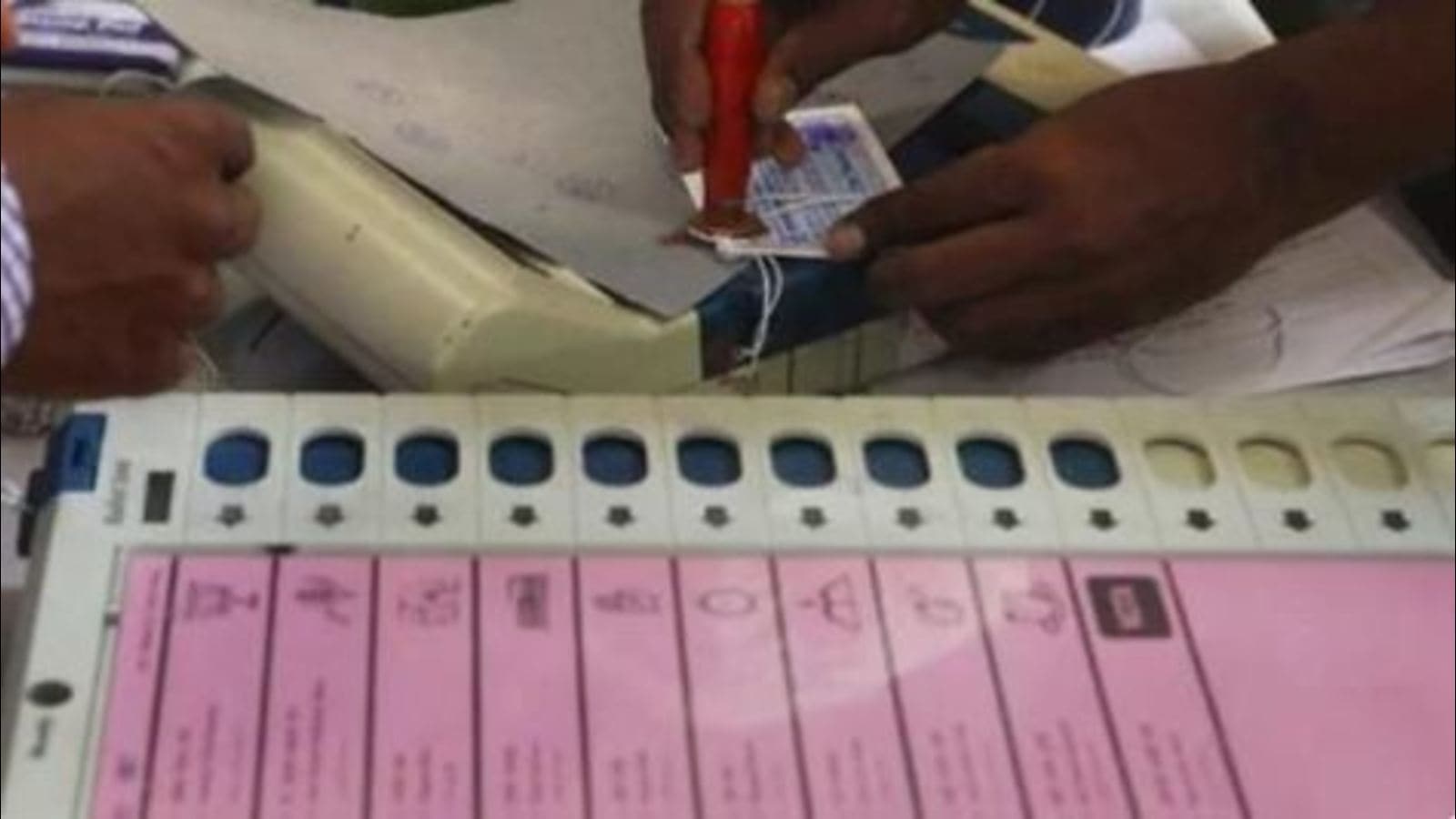 Elected leaders switch parties ahead of civic polls in Delhi