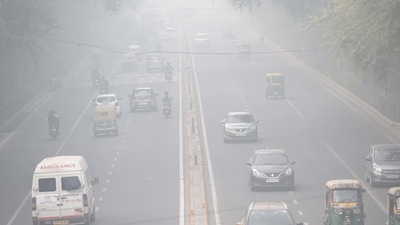 Smog and pollution on Tilak Marg near Supreme Court in New Delhi. (Arvind Yadav/ Hindustan Times)