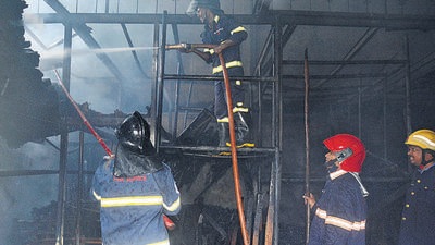 Firefighters douse the fire at the storage unit in Sade Satra Nali, Hadapsar, on Sunday. (Shankar Narayan/HT PHOTO)