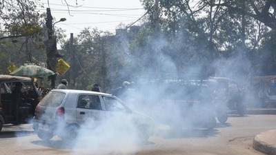 Road dust, pollution in industrial areas, traffic jams and burning of garbage are the major reasons for air pollution in UP’s capital Lucknow (HT file) Road dust, pollution in industrial areas, traffic jams and burning of garbage are the major reasons for air pollution in UP’s capital Lucknow (HT file)