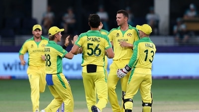 Cricket - ICC Men's T20 World Cup Final - New Zealand v Australia- Dubai International Cricket Stadium, Dubai, United Arab Emirates - November 14, 2021 Australia's Josh Hazlewood and Matthew Wade celebrate with teammates after taking the wicket of New Zealand's Daryl Mitchell REUTERS/Satish Kumar (REUTERS)