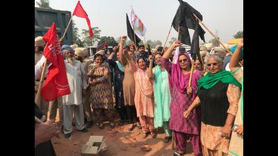 Former Punjab deputy CM and SAD president Sukhbir faced angry protests at Sarinh village in Ludhiana on Sunday; farm organisations claimed his coming here was violation of agreement between political parties and their unions that political events would remain barred. (HT Photo) Former Punjab deputy CM and SAD president Sukhbir faced angry protests at Sarinh village in Ludhiana on Sunday; farm organisations claimed his coming here was violation of agreement between political parties and their unions that political events would remain barred. (HT Photo)