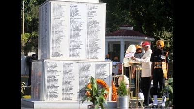 War veteran Lt Gen SR Ghosh lays a wreath at the war memorial Veer Smriti on the golden jubilee of Indo-Pak War at Chandimandir on Sunday. (Sant Arora / HT) War veteran Lt Gen SR Ghosh lays a wreath at the war memorial Veer Smriti on the golden jubilee of Indo-Pak War at Chandimandir on Sunday. (Sant Arora / HT)