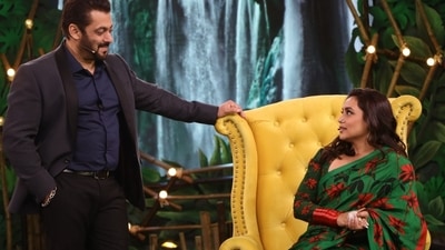 Salman Khan and Rani Mukerji danced to their song Sarki Jo Sar Se Woh Dheere Dheere as well as the title track of Bunty Aur Babli 2. Salman Khan and Rani Mukerji danced to their song Sarki Jo Sar Se Woh Dheere Dheere as well as the title track of Bunty Aur Babli 2.
