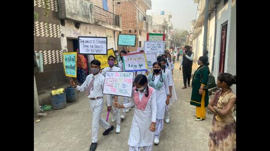 School students from Ludhiana participating in a rally to encourage residents to vote in the 2022 Punjab Assembly elections. (HT Photo)