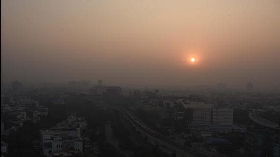 The Haryana government has “advised” all government and private offices to switch to work from home to reduce vehicles on road by 30% as well as road dust, chief secretary Vijai Vardhan said in a two-page order issued on Sunday. (Parveen Kumar/HT Photo)