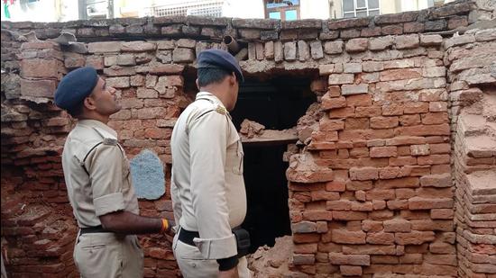 Police inspect the blast site near Janakdhari School at Sultanganj Lal Kothi in Danapur, Patna on Sunday. (Santosh Kumar/HT Photo) Police inspect the blast site near Janakdhari School at Sultanganj Lal Kothi in Danapur, Patna on Sunday. (Santosh Kumar/HT Photo)