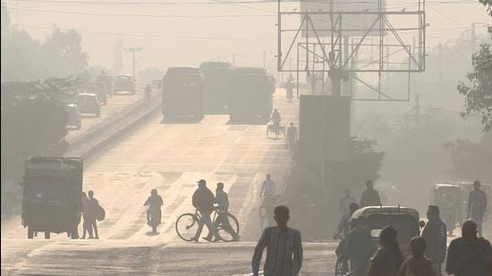 The notification puts on hold all construction and demolition projects till November 17, and shuts all educational institutions till November 20, in view of the hazardous levels of air pollution in the national capital. (Sanchit Khanna/HT)