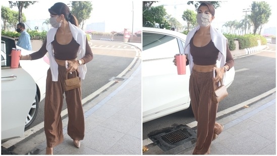 To catch a flight out of Mumbai on November 14, Jacqueline chose a monotone coordinated ensemble. She showed us how to nail neutral tones with her look, and we are definitely taking a few pages out of her style book. The paparazzo clicked her outside the Mumbai departure gates, looking like a million bucks.(HT Photo/Varinder Chawla)