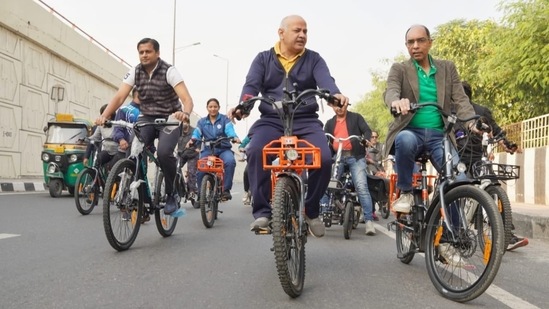 “Such initiatives are necessary to raise public awareness about pollution,” Manish Sisodia said about the Raahgiri event in Delhi. (Twitter/@msisodia)