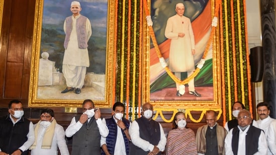 Congress President Sonia Gandhi with party leaders Mallikarjun Kharge, Anand Sharma, J P Agarwal and others after paying tribute to India's first prime minister Jawaharlal Nehru on his birth anniversary at Parliament in New Delhi.(PTI)