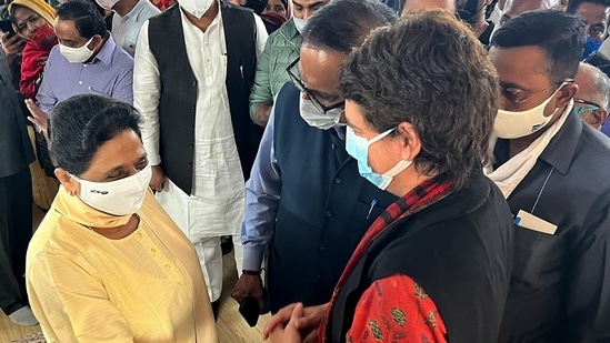 Priyanka Gandhi Vadra met BSP chief Mayawati to pay condolences to her mother's demise.&nbsp;(ANI Photo)