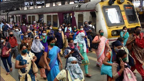 he Central Railway (CR) earned <span class='webrupee'>₹</span>100.82 crore from ticketless passengers on its suburban and non-suburban train network between April and November this year. Over 1.7 million passengers were booked for travelling without railway tickets. (HT PHOTO)