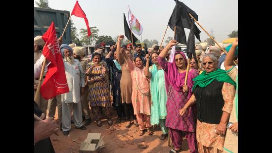 Former Punjab deputy CM and SAD president Sukhbir faced angry protests at Sarinh village in Ludhiana on Sunday; farm organisations claimed his coming here was violation of agreement between political parties and their unions that political events would remain barred. (HT Photo)
