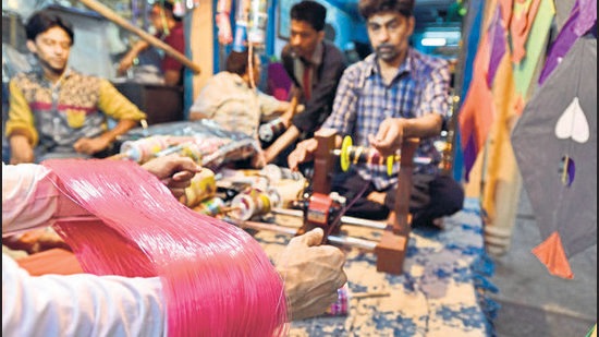 The sale of plastic kite strings has been banned in Ludhiana as it is dangerous for humans as well as animals. (Representative image/HT)