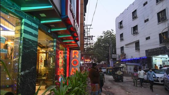 Peppered with multiple outlets engaging with tourist affairs -- like hotels, money changers, travel operators, restaurants or handicrafts shops -- the market in Paharganj used to be a go-to place for foreign tourists prior to the pandemic. It wears deserted look now. (Raj K Raj/HT)