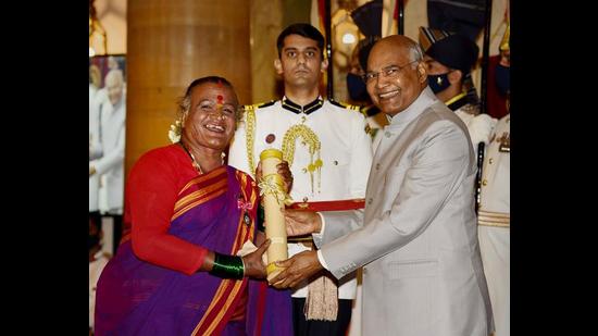 President Ram Nath Kovind presents the Padma Shri award to folk dancer Matha B Manjamma Jogati during the Civil Investiture Ceremony-IV at Rashtrapati Bhawan (PTI)