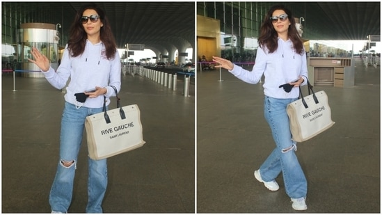 To glam up the airport look, Karishma left her wavy mane open in a side parting. Her beauty picks with the outfit included nude lip shade, glowing skin, and a hint of blush on the cheeks.(HT Photo/Varinder Chawla)