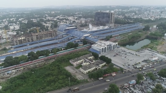 Touted by the Railways as the first world-class railway station in Madhya Pradesh, Rani Kamlapati Railway Station has been designed as a green building.