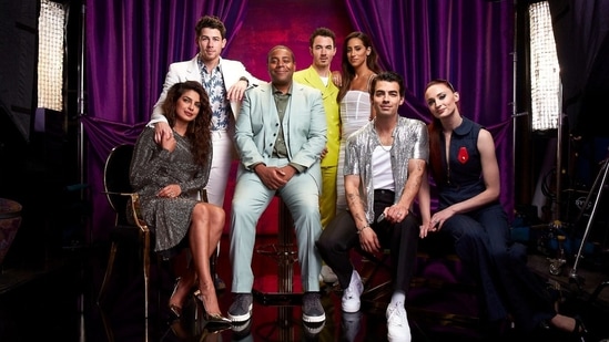 Priyanka Chopra, Nick Jonas, Kevin Jonas, Danielle Jonas, Joe Jonas et Sophie Turner avec Kenan Thompson. 