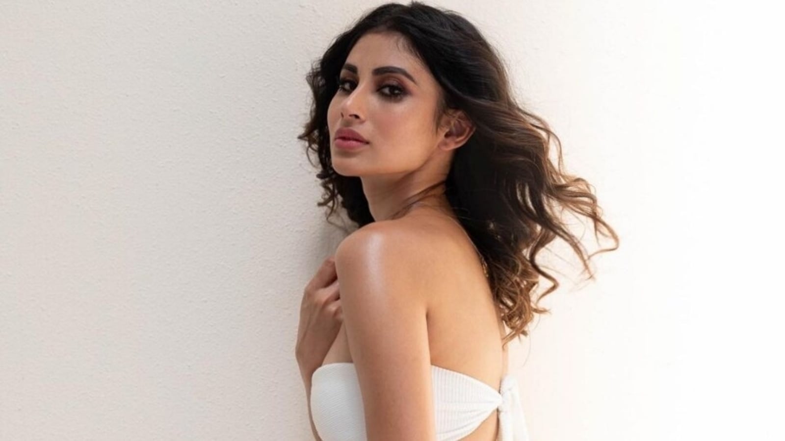 1600px x 900px - Mouni Roy drops a smoking hot look in white bikini and fringed skirt, sets  Instagram on fire | Fashion Trends - Hindustan Times