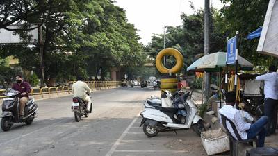 A tyre puncture shop at Chinchwad station on the Pune-Mumbai highway, on Monday. NIBM annexe forum petitioned the Pune Municipal Corporation (PMC) and Pune police in 2018 seeking a uniform rate policy across the city and the district for tyre puncture repairs. (HT)