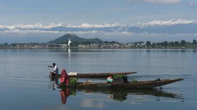 Temperatures in the Kashmir Valley will keep dipping till a western disturbance disrupts the dry weather condition, weather department said. (HT Photo)