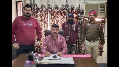The man arrested with heroin in custody of Ludhiana police. (HT)