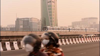 Commuters ride a two wheeler on NH48 in heavy smog and pollution in Gurugram on Monday. (Vipin Kumar/HT PHOTO)
