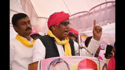SBSP chief Omprakash Rajbhar addressing a mahapanchayat in Varanasi on Monday. (HT) SBSP chief Omprakash Rajbhar addressing a mahapanchayat in Varanasi on Monday. (HT)