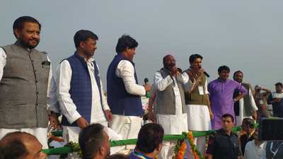Ajay Kumar, Deependra Hudda and Imran Pratapgarhi interacting with a gathering of party leaders and workers, in Moradabad, on Monday. (HT Photo)