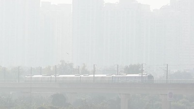 A Metro passes amid thick smog at Shakurbasti in New Delhi. Pollution and toxic air is a routine winter fixture in the Capital. () (Sanchit Khanna/HT PHOTO) A Metro passes amid thick smog at Shakurbasti in New Delhi. Pollution and toxic air is a routine winter fixture in the Capital. () (Sanchit Khanna/HT PHOTO)