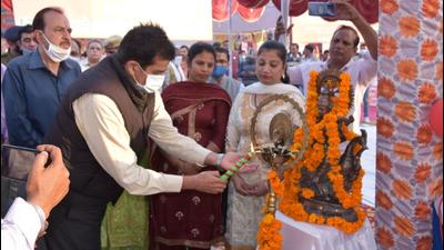 (From left) Sanjeev Kaushal with other officials at the inauguration of mela in Bilaspur. (HT Photo)
