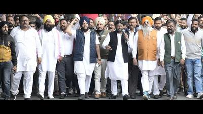 MC contractual employees, under the banner of Municipal Karamchari Dal, protesting at Clock Tower Chowk in Ludhiana on Monday. (HT Photo) MC contractual employees, under the banner of Municipal Karamchari Dal, protesting at Clock Tower Chowk in Ludhiana on Monday. (HT Photo)