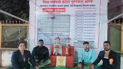 Recipients of Shiv Chhatrapati Award have started a fast protest in front of the state sports commissioner office in Shiv Chhatrapati Sports Complex in Pune’s Balewadi seeking job opportunities as per their educational qualification. (HT)