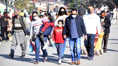 Tourists enjoying the clear weather in Shimla amid poor air quality index in Punjab, Haryana and Delhi over the weekend. (Deepak Sansta/HT) Tourists enjoying the clear weather in Shimla amid poor air quality index in Punjab, Haryana and Delhi over the weekend. (Deepak Sansta/HT)
