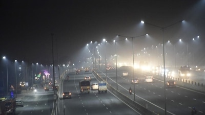 Low visibility on the Delhi Meerut Expressway at Mehrauli in Ghaziabad. No construction and demolition activity is allowed in the capital till November 17, it announced in a desperate effort to contain spiralling air pollution levels. (HT Photo/Sakib Ali) Low visibility on the Delhi Meerut Expressway at Mehrauli in Ghaziabad. No construction and demolition activity is allowed in the capital till November 17, it announced in a desperate effort to contain spiralling air pollution levels. (HT Photo/Sakib Ali)